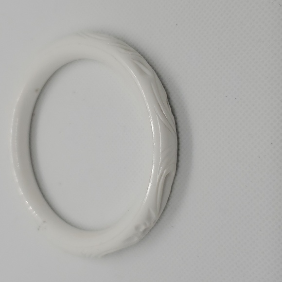 Set of 3 Vintage Lucite Bangles - Picture 6 of 6